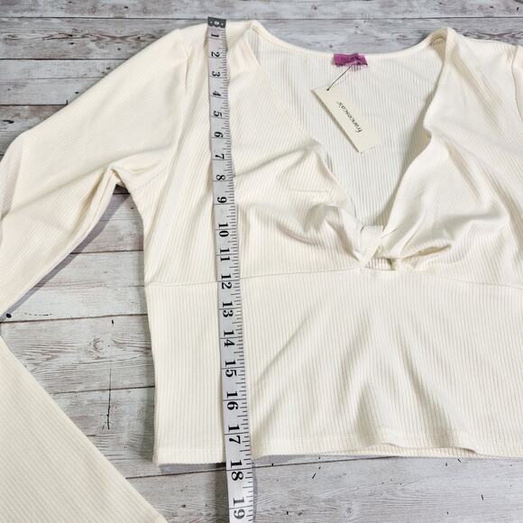 Francesca's Kennie Keyhole Twist Front Top White Size Large - Picture 7 of 8